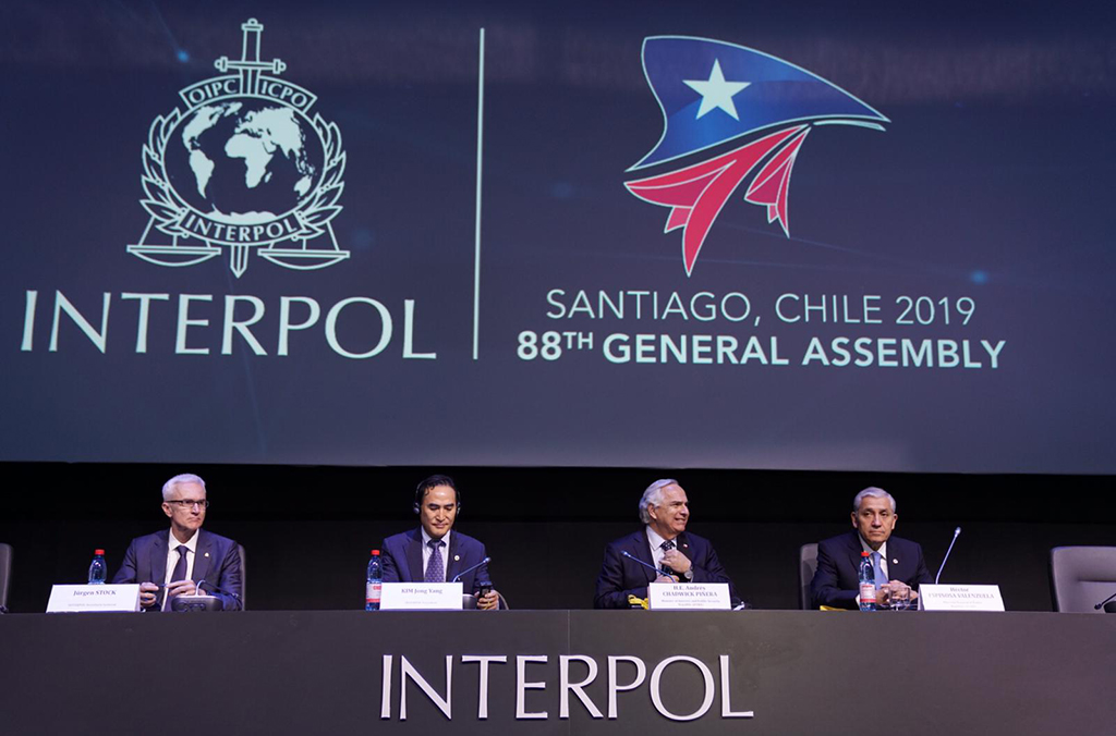 Hautes personnalités d’INTERPOL et du Chili lors de la clôture de la 88ème session de l’Assemblée générale.